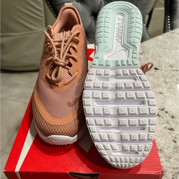 Nike new air max size 7 1/2 for women. - Picture 2 of 9